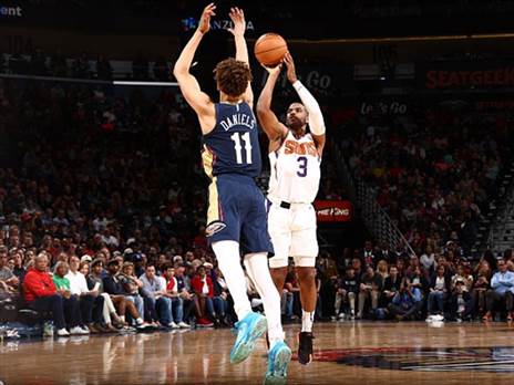 זריקה מחוץ לקשת הפכה לעבירה שישית. כריס פול (Getty)