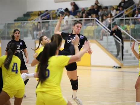 רומי טל עם הכדור (קרדיט: בנות הרצליה)