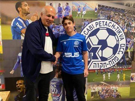 אורי עזו יחד עם אבי לוזון (קרדיט: מכבי פ''ת)