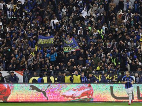 הקהל השחור-כחול תמך גם בריאד (Yasser Bakhsh/Getty Images)