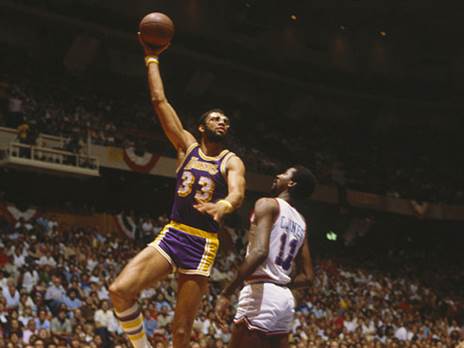 האיש, והזריקה. קארים עבדול ג'באר (getty)