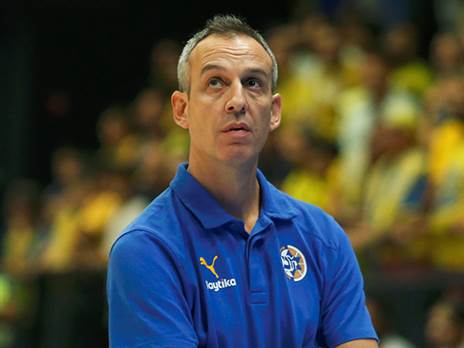 קטש. אין לו בעיה עם האופי של זיו (אלן שיבר)