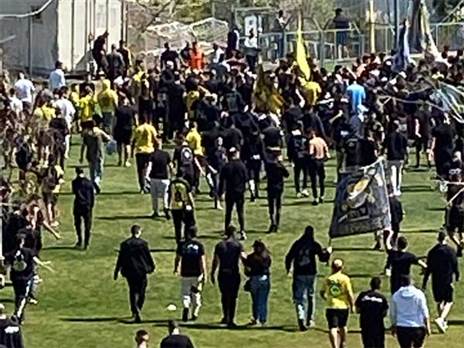 האוהדים נכנסו לכר הדשא