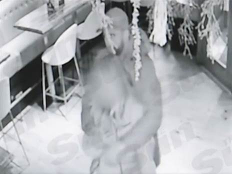 המגע בין ווקר לאישה