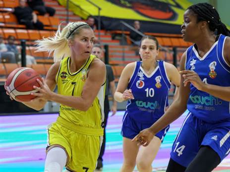 בבקינה עם הכדור (קרדיט: דני מרון, מנהלת ליגת העל לנשים בכדורסל)