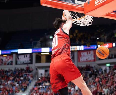 אור קורנליוס. עושה עבודה אדירה (FIBA)
