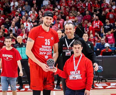 "לגרום להם לכבד אותנו מתחת לסלים" (FIBA)