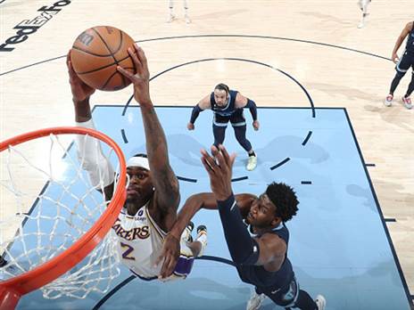 הלייקרס תקפו את הטבעת משלב מוקדם (Joe Murphy/NBAE via Getty Images)
