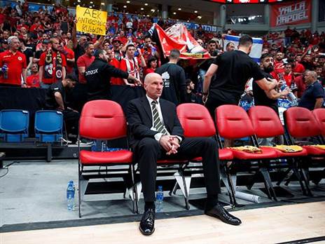 "חווינו בריונות". מאמן הקבוצה על הספסל (צילום: אלן שיבר)