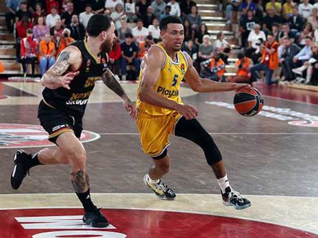 גם הוא נשלח לחדרי ההלבשה