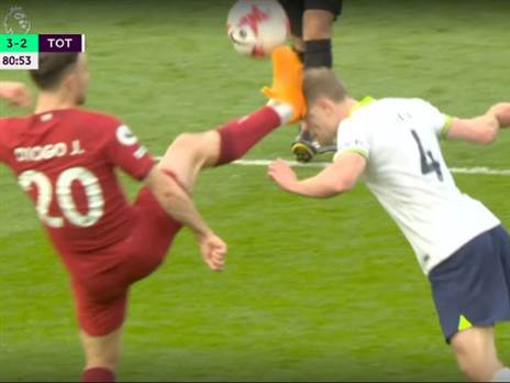 הרגל הגבוהה של ז'וטה לפניו של סקיפ. הגיע לו אדום?