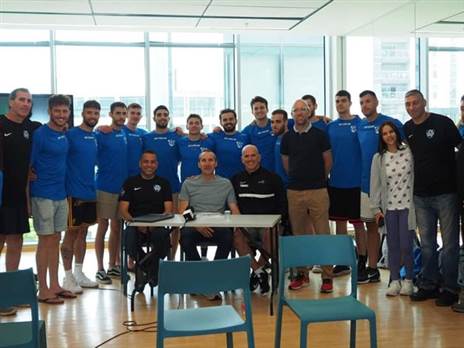 שחקני הנבחרת יחד עם בלאט