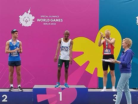 רון בק מצד שמאל בתמונה (קרדיט: ספיישל אולימפיקס)