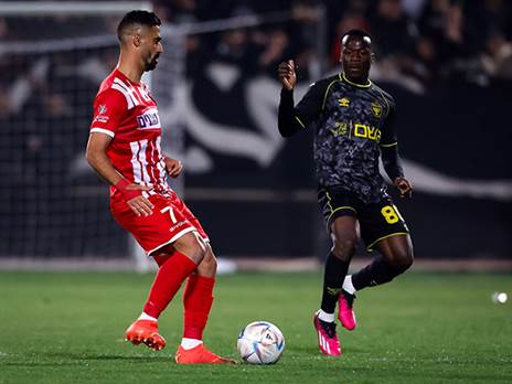 שקל לעזוב, אבל נשאר. בירם כיאל במדי סכנין (צילום: מאור אלקסלסי)