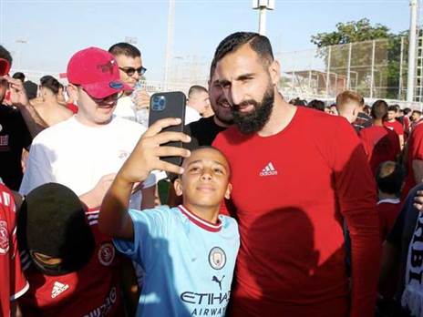 בפעם הראשונה באדום. רודריגס (אלן שיבר)