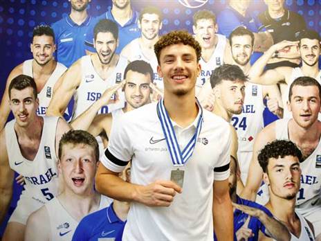 יעקב עם המדליה (אלן שיבר)