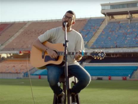 בן ארי. מנחם מתחבר (צילום מסך)