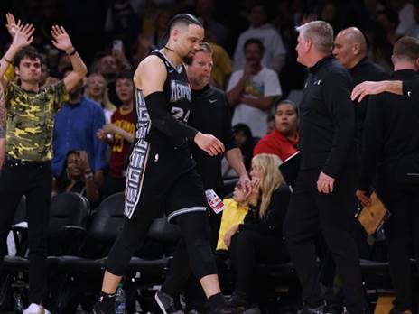 מגורש לחדר ההלבשה (Harry How/Getty Images)