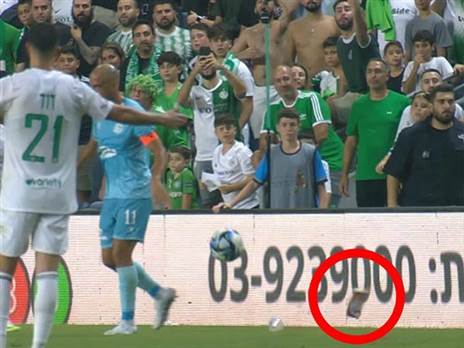 החפץ שהושלך על בן חיים (צילום מסך)