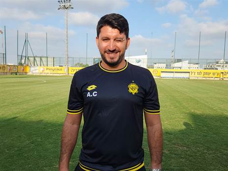 אלמוג כהן. מקבל גב מהבעלים