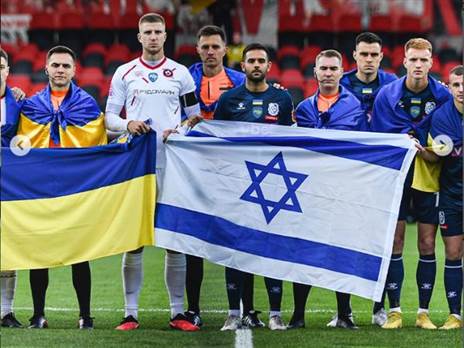 גיא חדידה עם דגל ישראל לצד דגל אוקראינה (האינסטגרם של גיא חדידה)