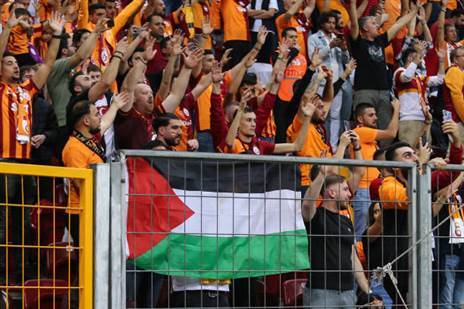 אוהדי גלאטסריי תומכים בעזה (Ahmad Mora/Getty Images)