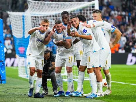 שחקני מארסיי חוגגים ניצחון מול א.א.ק אתונה (GETTY)