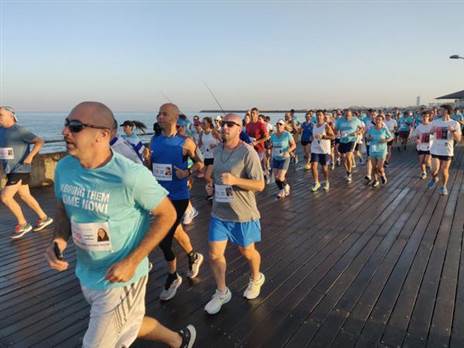 הריצה למען החטופים בתל אביב | צילום: גיא דר