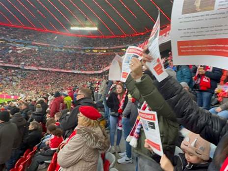 פוסטרים של החטופים ביציע