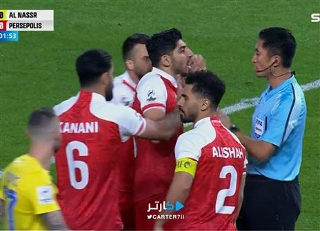 שחקני היריבה התקהלו סביב השופט