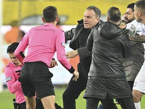 שלא מוסיף כבוד לכדורגל (GETTY)