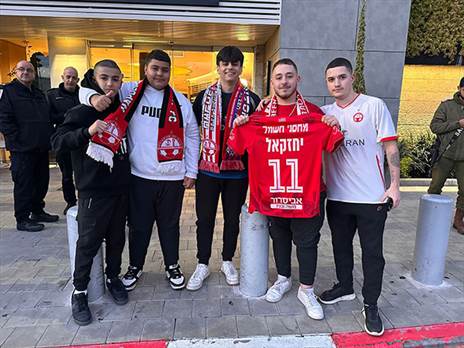 אוהדי באר שבע המתינו ליחזקאל בשדה