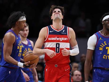 אבדיה בפוזיציה שמזכירה את האוהדים הישראליים (Patrick Smith/Getty Images)