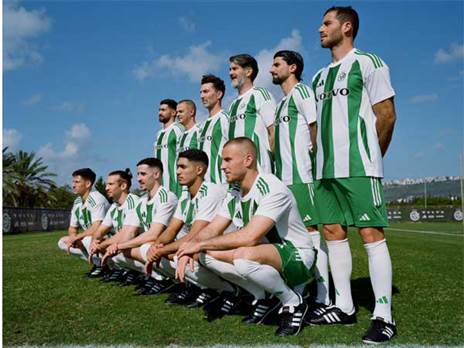 המדים המיוחדים שהשיקה מכבי חיפה לקראת הדרבי (האתר הרשמי של מכבי חיפה(