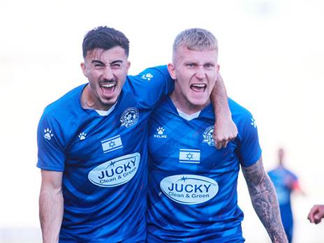 בקבוצה מרוצים ממנו. אלון אזוגי (קובי אליהו)