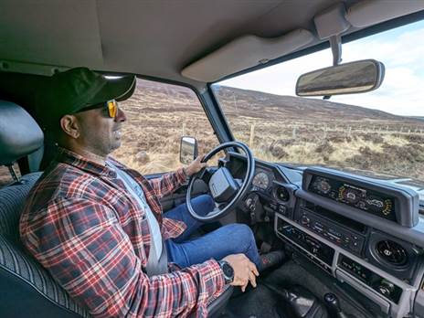 תא הנוסעים של הלנד קרוזר 70. על ההגה - חוואי ישראלי בסקוטלנד (קינן כהן, וואלה! רכב)