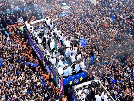 אוהדי אינטר חגגו אליפות לאחר המשחק (getty)
