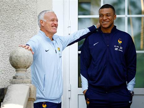 דשאן זכה ביורו כקפטן, אמבפה יעשה גם את זה? (SARAH MEYSSONNIER/POOL/AFP via Getty Images)