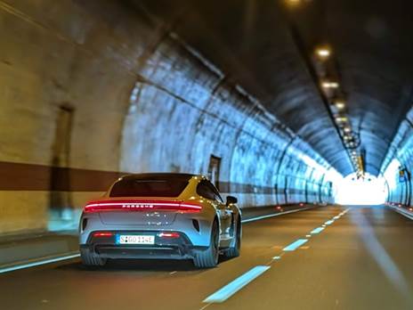 מעוותת את תחושת המרחב והזמן