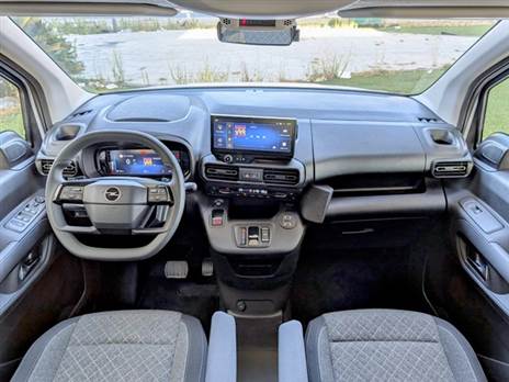 תא הנוסעים שודרג במסכים ויש כאן מלא מלא תאי אחסון