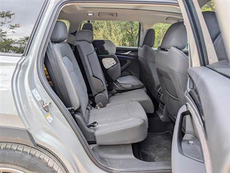 המושבים נעים על מסילה, יותר כדי לאזן את מרווח רגלים היושבים בשורה השלישית