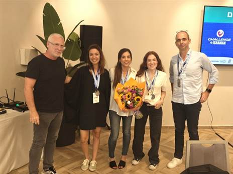 נציגי דקטלון עם שלומי פרי | צילום: גיא דר