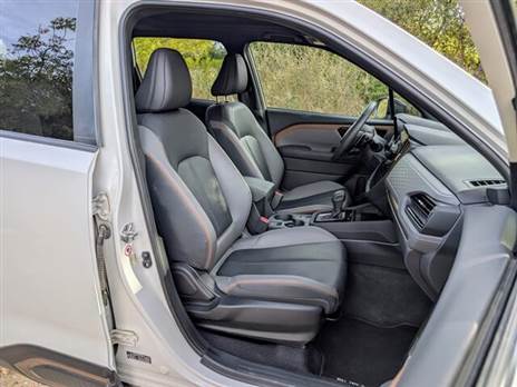 המושבים מרווחים ונוחים, אבל ריפוד העור הסינטטי חם בקיץ