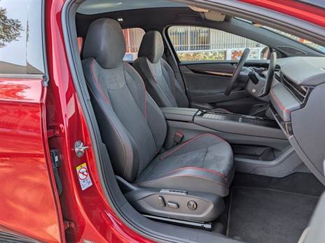 המושבים הקדמיים נוחים מאוד ואפילו עושים לכם עיסוי עמוק