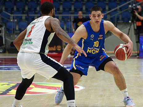 בקושי רואה מגרש. אבל למה? (אלן שיבר)