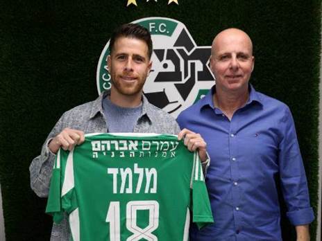 גיא מלמד וסוכנו גלעד קצב. החלוץ החדש של מכבי חיפה (צילום: האתר הרשמי של מכבי חיפה)