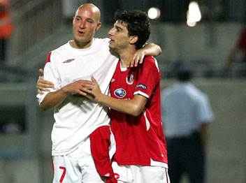 לצד קנדה. עדיין בקשר