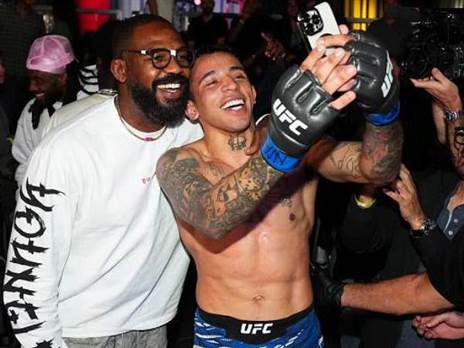 כולם רוצים לקחת חלק. ג`ון ג`ונס עם משקפי המכון (GETTY)