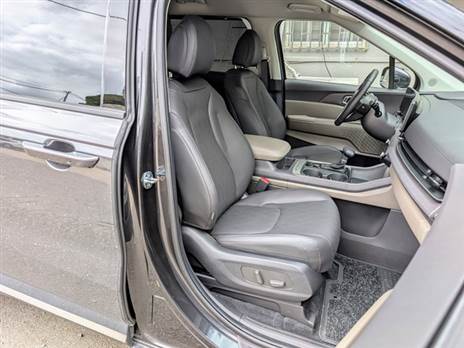 מושבים נוחים ומרווחים עם שדה ראייה טוב