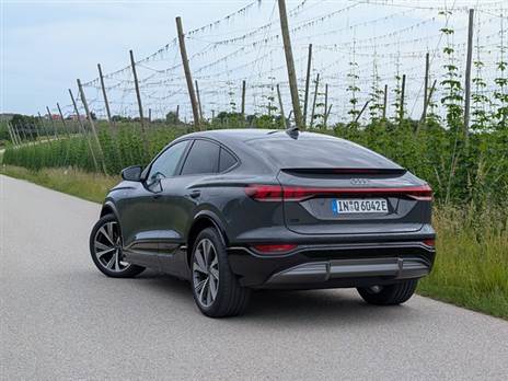 גג נמוך ב-3.7 ס“מ. גם ללא גג פנורמי המרווח לראש לא יתאים לגבוהים